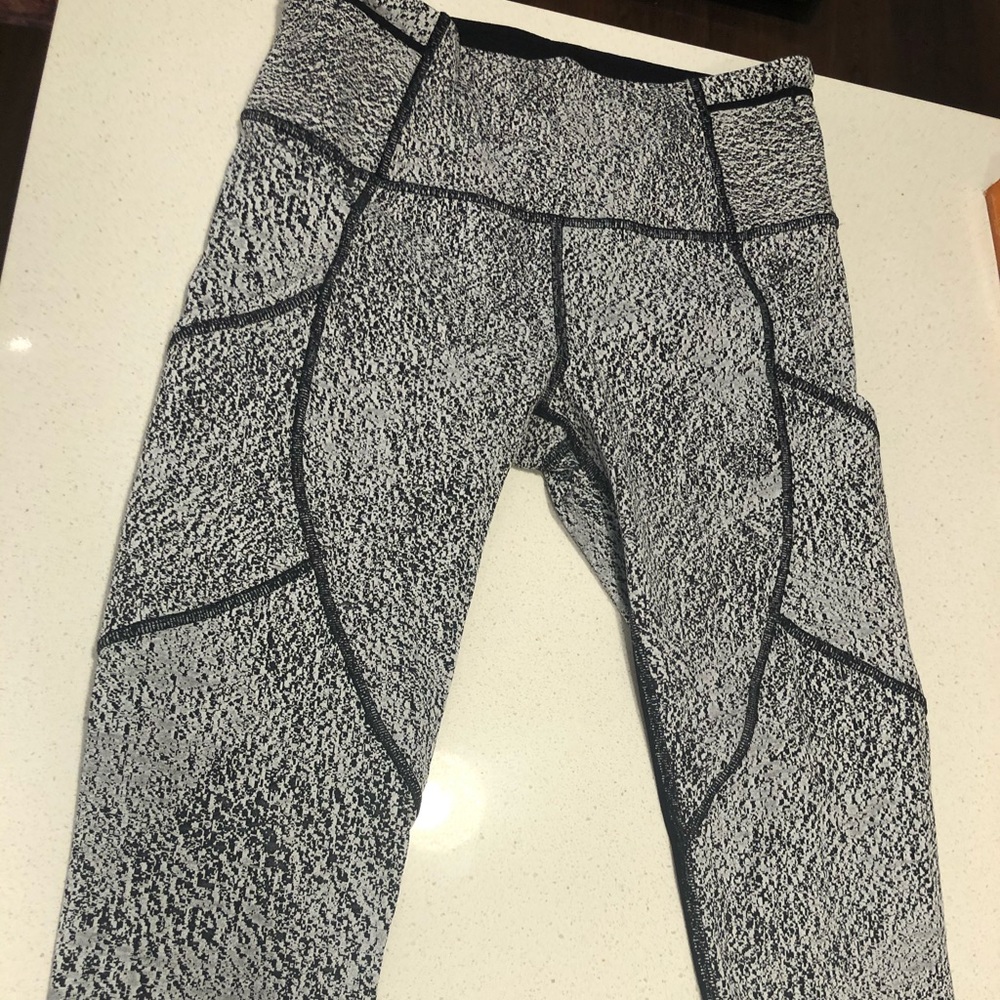 Lululemon size 6 cropped leggings with pockets